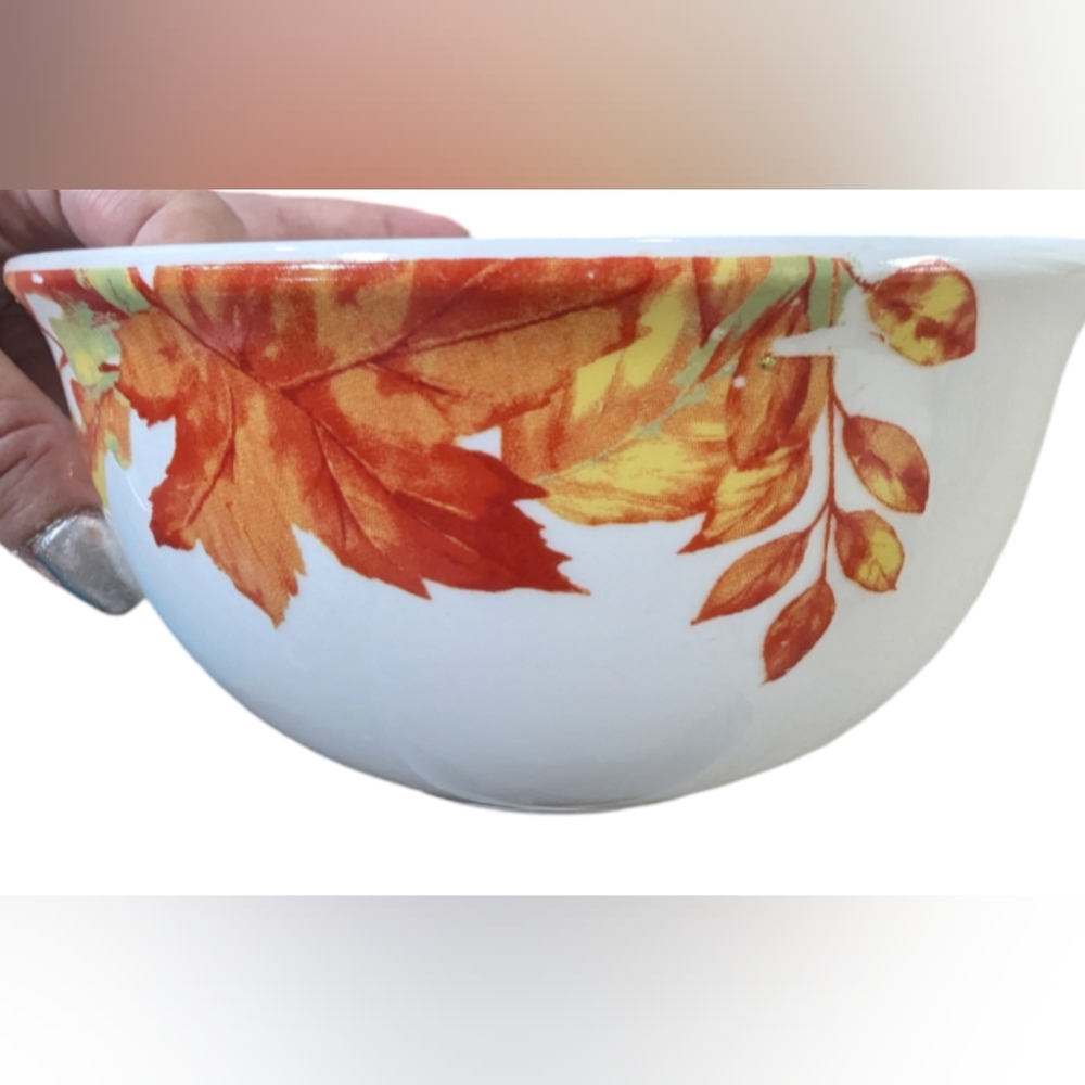 Bowl. Leaf design. Ceramic.